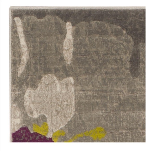 Safavieh 2”4x9 runner - Picture 4 of 8